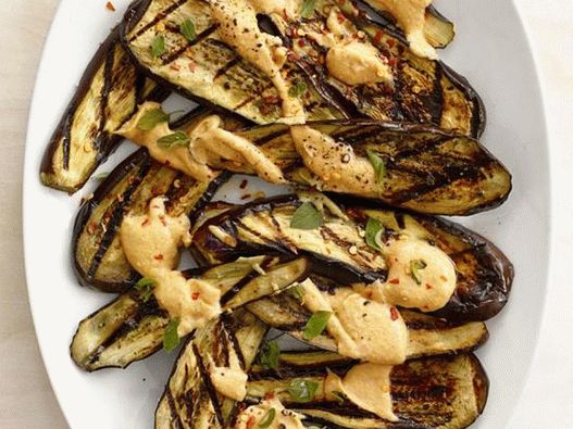 Grilovaný lilek s arašídovou omáčkou