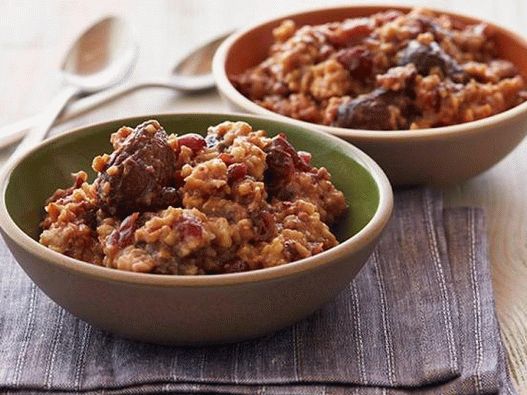 Foto ovesné vločky se sušeným ovocem v pomalém sporáku