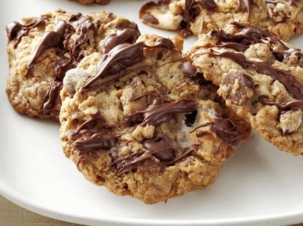 Foto ovesné sušenky s marshmallows, ořechy a čokoládou