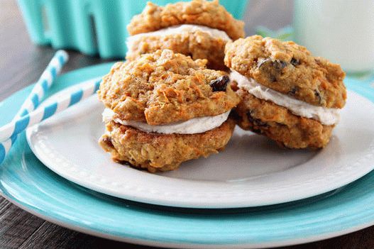 Fotografie z ovesné sušenky krémový sendvič s rozinkami