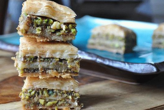 Photo Greek Baklava z filo těsta s pistácie a mandlemi