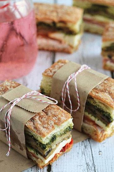 Fotka z Panini se španělskou šunkou a pestem