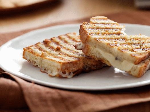 Fotka z Panini s mozzarellou a olivovou tapenádou