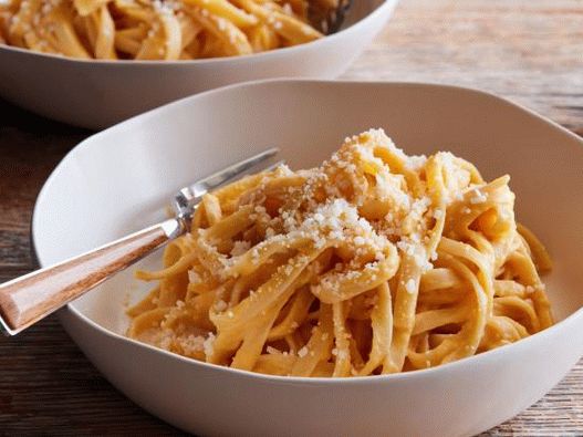 Fotografie z těstovin Alfredo s muškátovým oříškem dýně