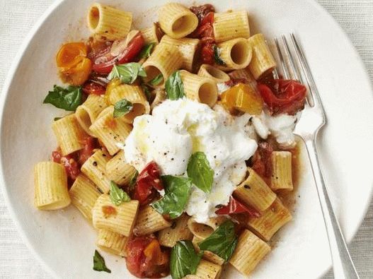 Fotografie z těstovin rigatoni s pečenými cherry rajčátky a sýrem burrata