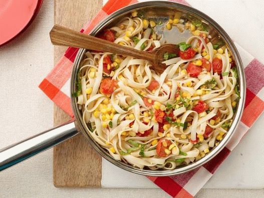 Fotografie z tagliatelle těstovin s kukuřicí a cherry rajčaty