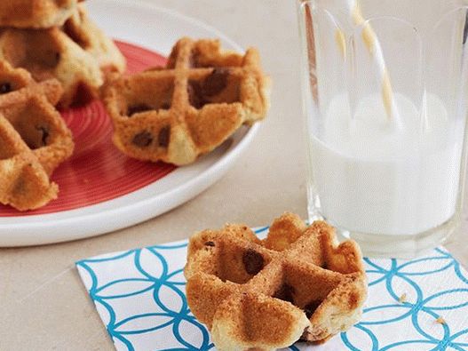 Fotografie cookies s kousky čokolády v vaflovačce