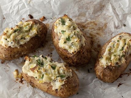 Photo Pečené brambory plněné česnekem a cibulovým pyré