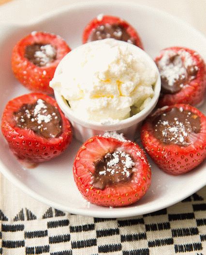 Foto pečené jahody s čokoládovou náplní