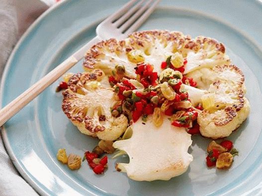 Foto pečené karfiolové steaky s rozinkami