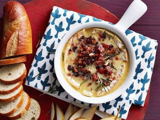 Fotografie z pečeného sýru s brusinkami, pekanovými ořechy a slaninou
