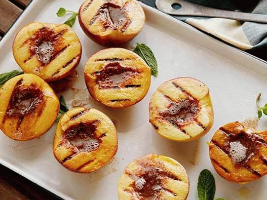 Fotka z broskví s máslem a grilovanou skořicí