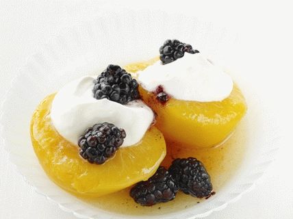 Fotka z broskví se šlehačkou