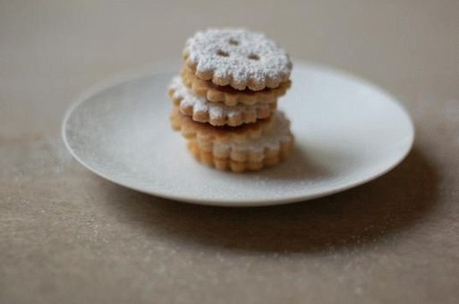 Fotografie křehké sendvičové sušenky s vrstvou džemu