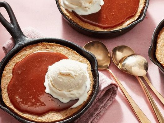 Foto svěží piškotový dort s karamelovou polevou