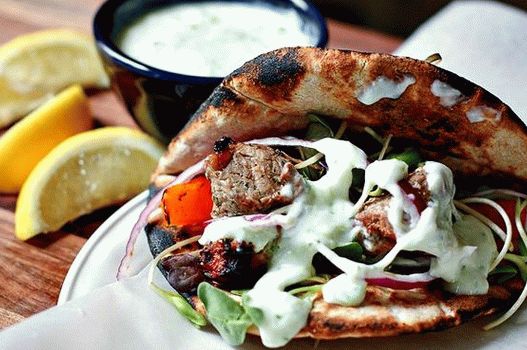 Fotka z Pete s jehněčím a choriatickým salátem