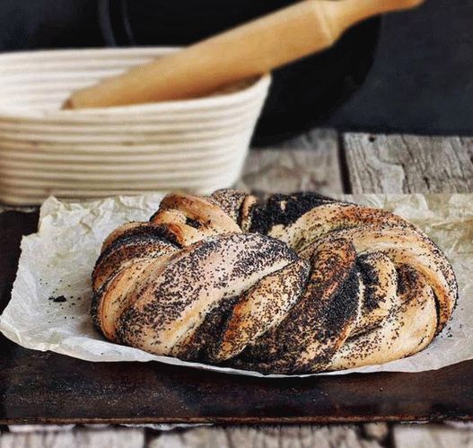 Foto proutěný challah s černým rybízem