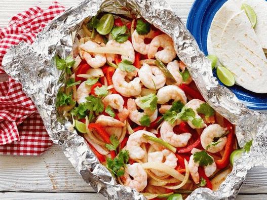 Photo Užitečné krevety fajita v grilované fólii