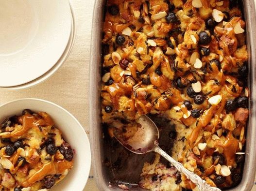 Chléb pudink s divokou rýží, borůvkami a pomerančovou karamelovou omáčkou