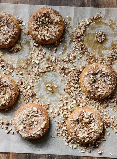 Foto koblihy se slaninou a ořechovým posypem