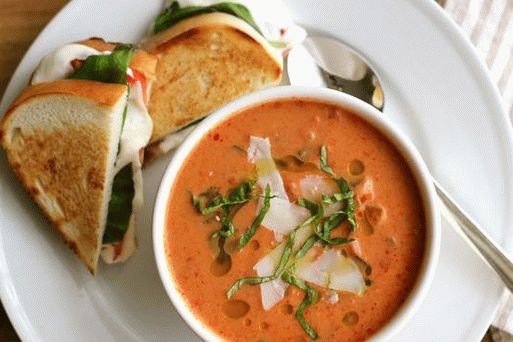 Fotografie z portugalské rajčatové polévky s klobásou