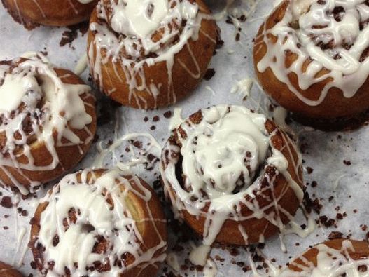 Tyčinky skořice, slanina, bourbon a lískové ořechy