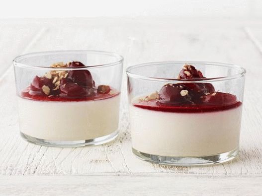 Panna cotta z jogurtu s cherry kompotem