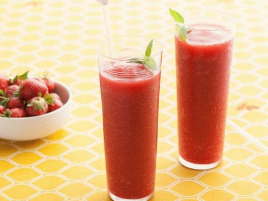 Foto - Daiquiri s čerstvými jahodami, balzamikovým octem a bazalkou