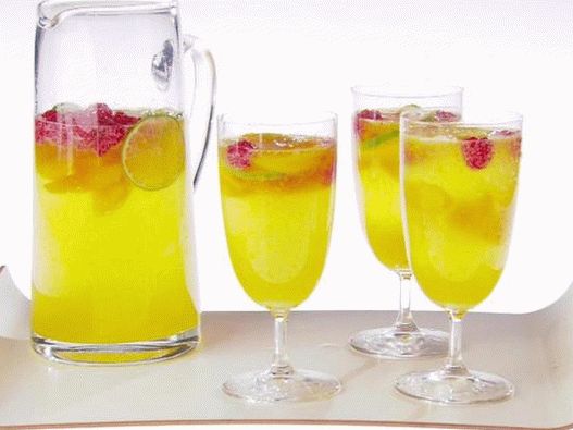 Foto - Sangria z broskví, malin a vápna