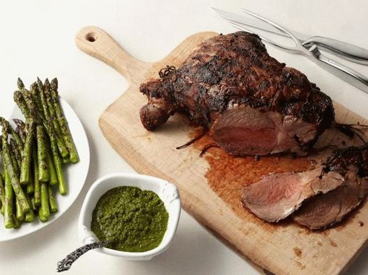 Grilované jehněčí stehno s chřestem a mátou chimichurri omáčkou