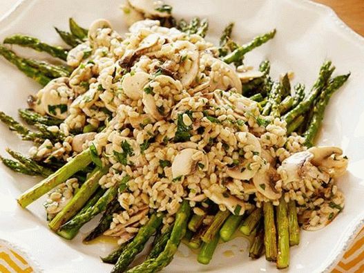 Ječmenový salát s houbami a smaženým chřestem