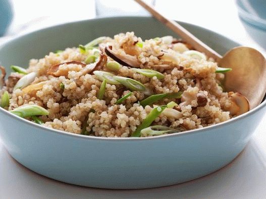 Quinoa s houbami shiitake a mladým hráškem