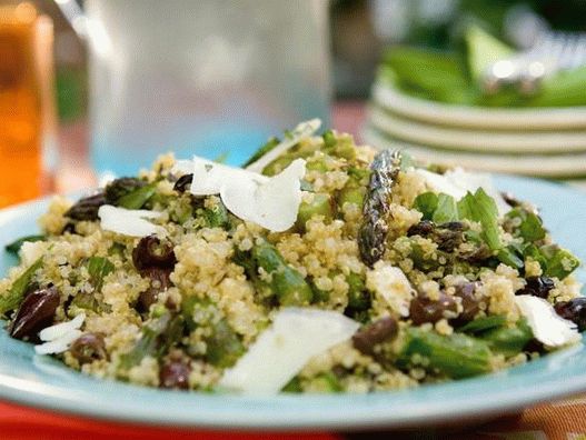 Quinoa salát, chřest, kozí sýr, olivy