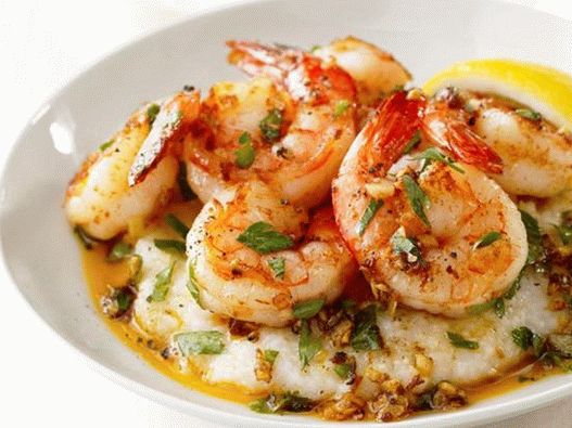 Krevety v citronově-česnekové omáčce s drcenou kukuřicí title=