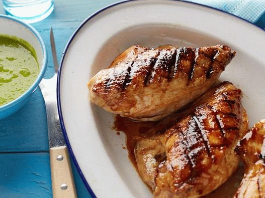 Grilované kuře s medovou polevou s mátovou omáčkou se zeleným hráškem