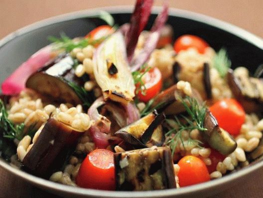 Špallový salát s grilovaným lilkem, rajčaty a cibulí