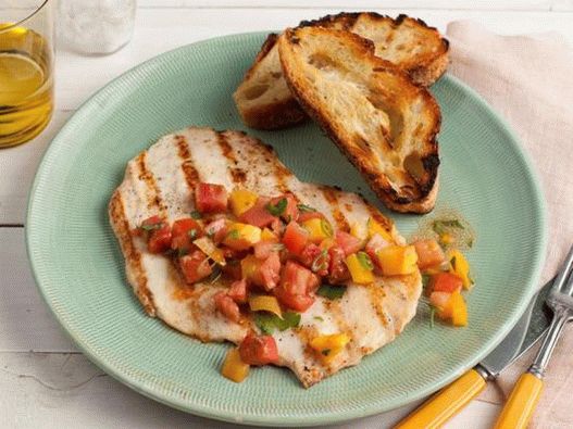 Grilované kuřecí řízečky s rajčaty a zeleným salátem