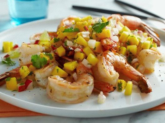 Grilované krevety s mangem, limetkou a ředkvičkou salsou