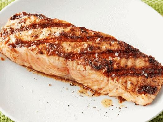 Grilovaný losos ve viničovém dresinku s olivami