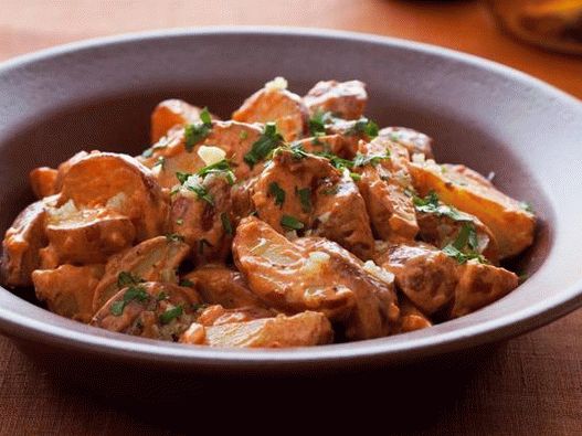 Lehký salát z mladých brambor s uzenou paprikou