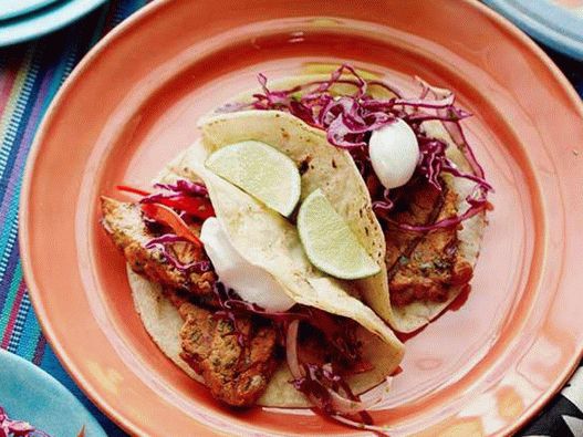 Tacos s grilovaným vepřovým masem a červeným zelím