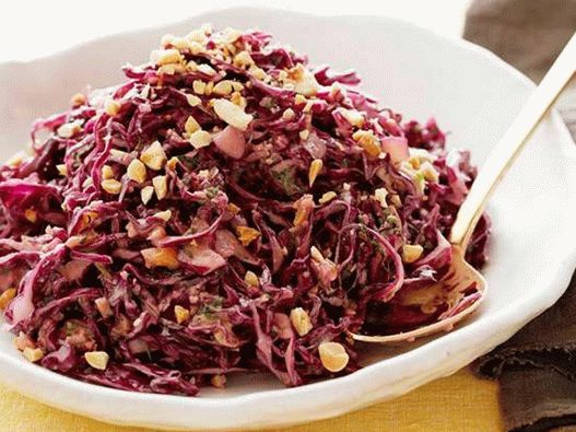 Asijské červené zelí salát s arašídy