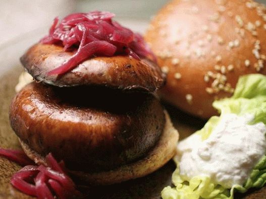Hamburgery se smaženými houbami z portobello a cibulovým džemem