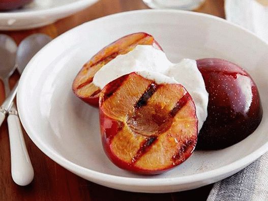 Grilované švestky s pikantní jogurtovou omáčkou s ořechy