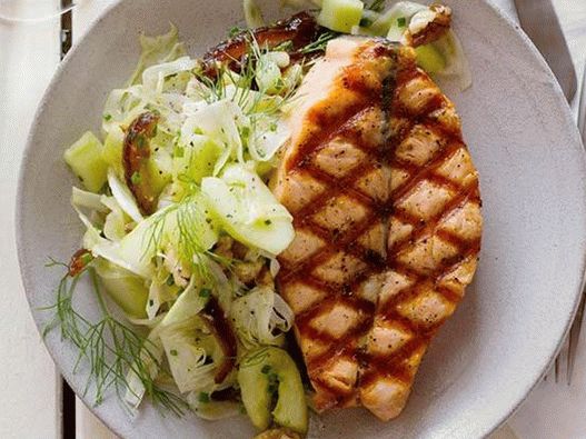 Grilovaný losos se salátem z okurek a randů