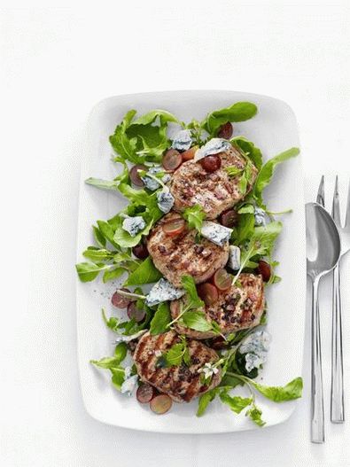 Vepřová kotleta s rukolou a hroznovým salátem