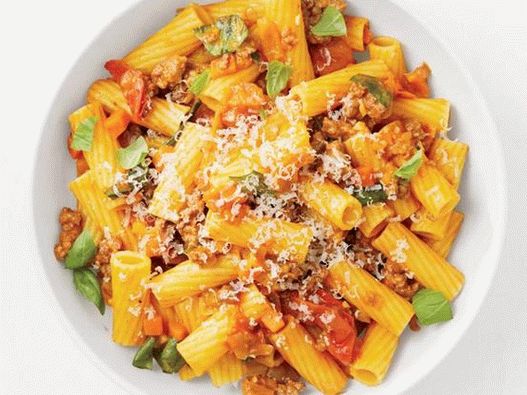 Fotografie z rigatoni s letním boloňským