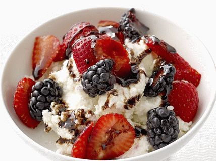 Fotka z Ricotta s ovocem a balzamovou omáčkou