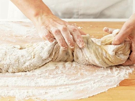 Utáhněte konce role a několikrát je otočte. Utáhněte konce role a několikrát je otočte.