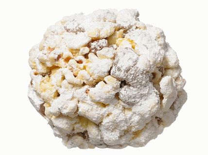 Foto rumové koule popcornu s rozinkami